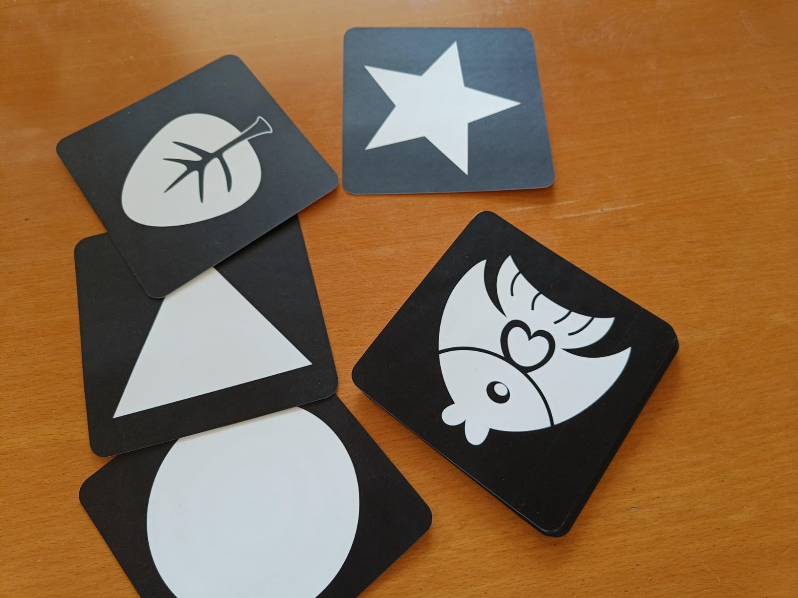 Avis Lot de Cartes Sensorielles Montessori pour Bébé – Stimulez la Vue de Votre Nouveau-né
