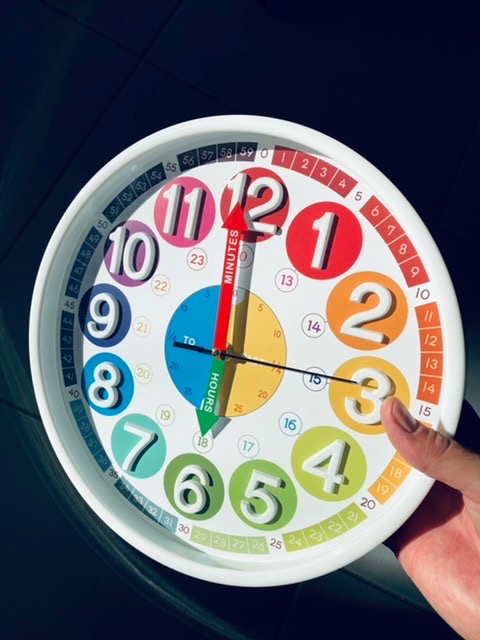 Avis Horloge murale Montessori colorée pour enfant – Lafocuse 30 cm