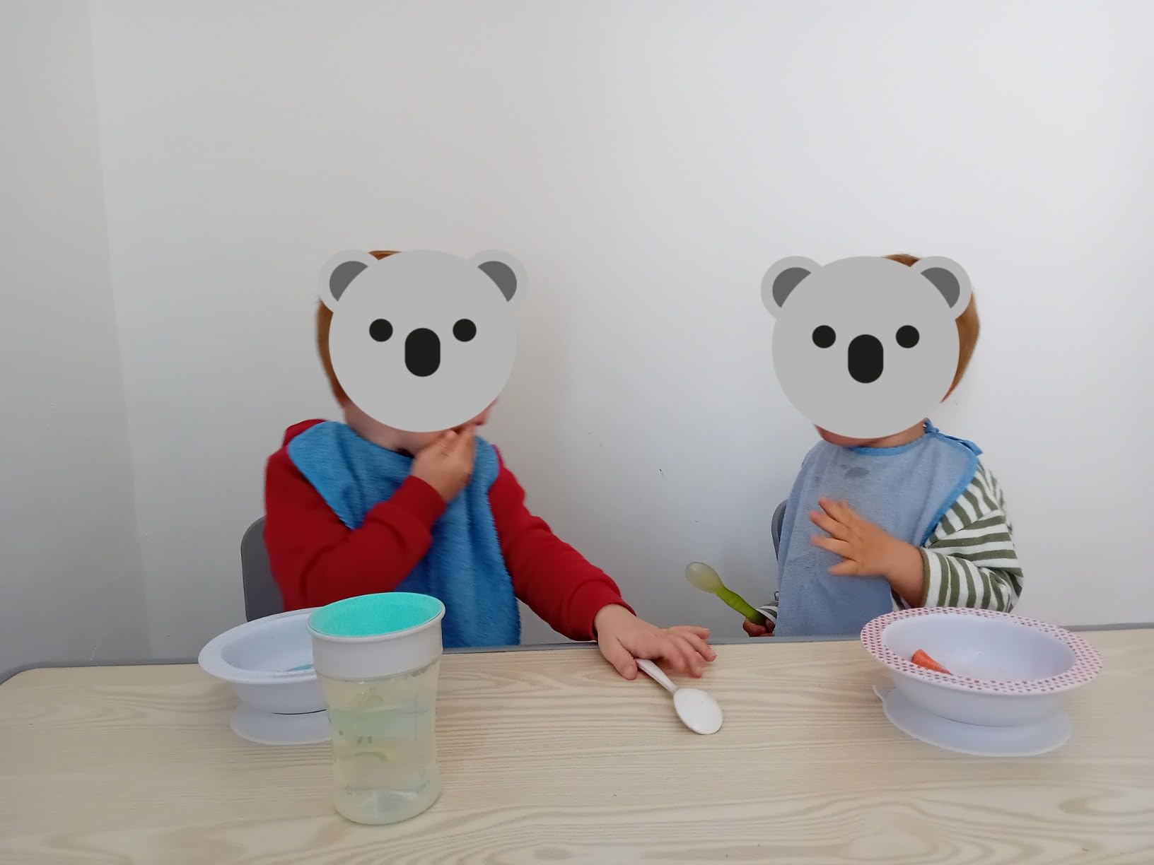 Avis Table et chaises Montessori NAIZY réglables pour enfants – Gris