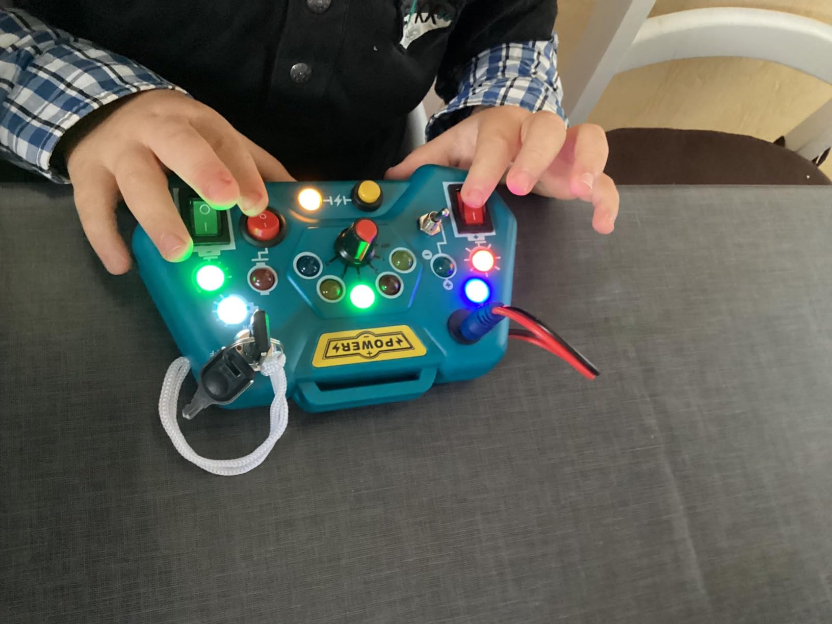 Avis Tableau d’activités Montessori Tokiyis avec LED pour enfants de 1 à 5 ans