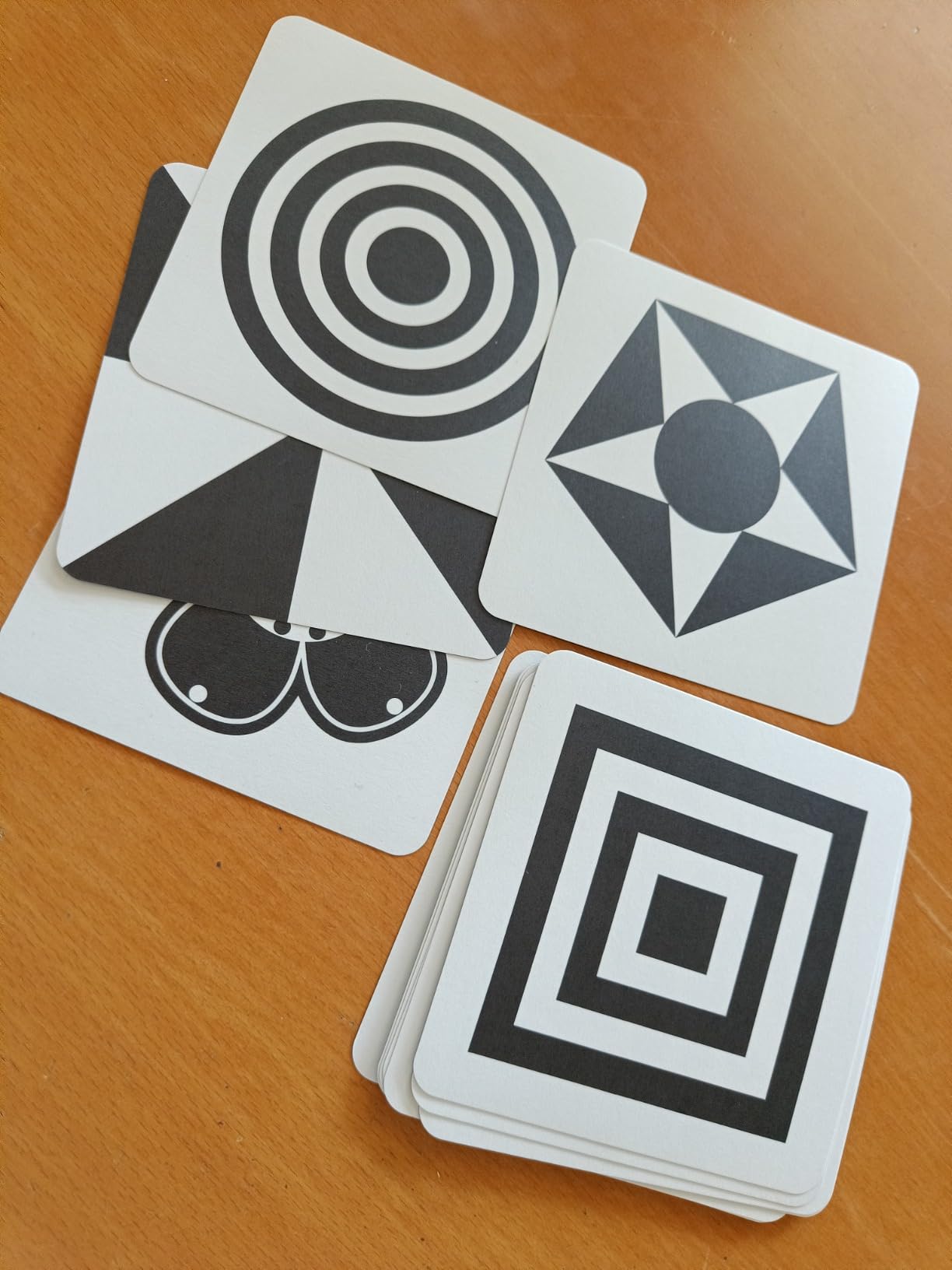 Avis Lot de Cartes Sensorielles Montessori pour Bébé – Stimulez la Vue de Votre Nouveau-né