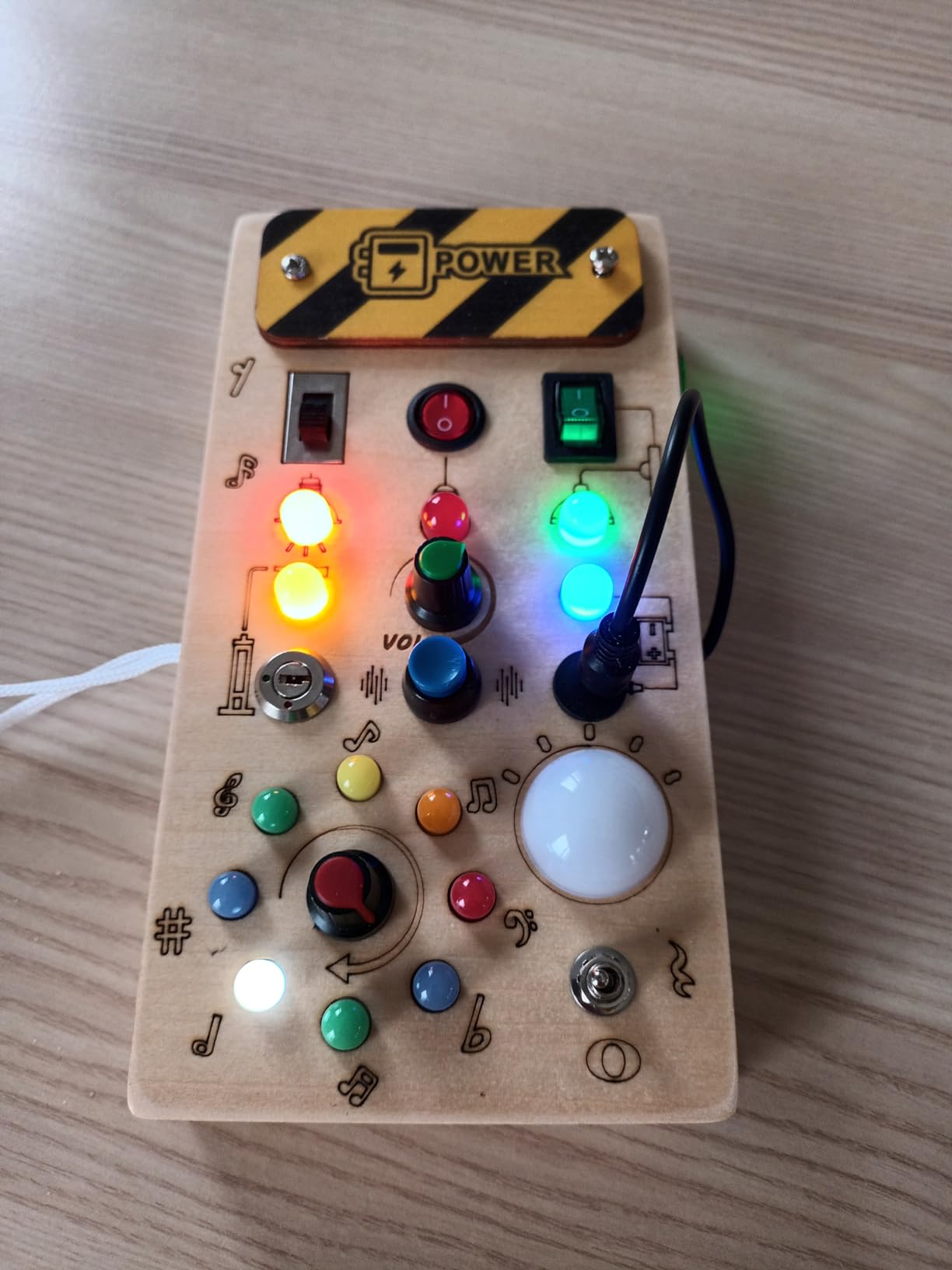 Avis Tableau d’activité Montessori MQVXT pour enfants 1-4 ans : un cadeau éducatif sensoriel avec musique