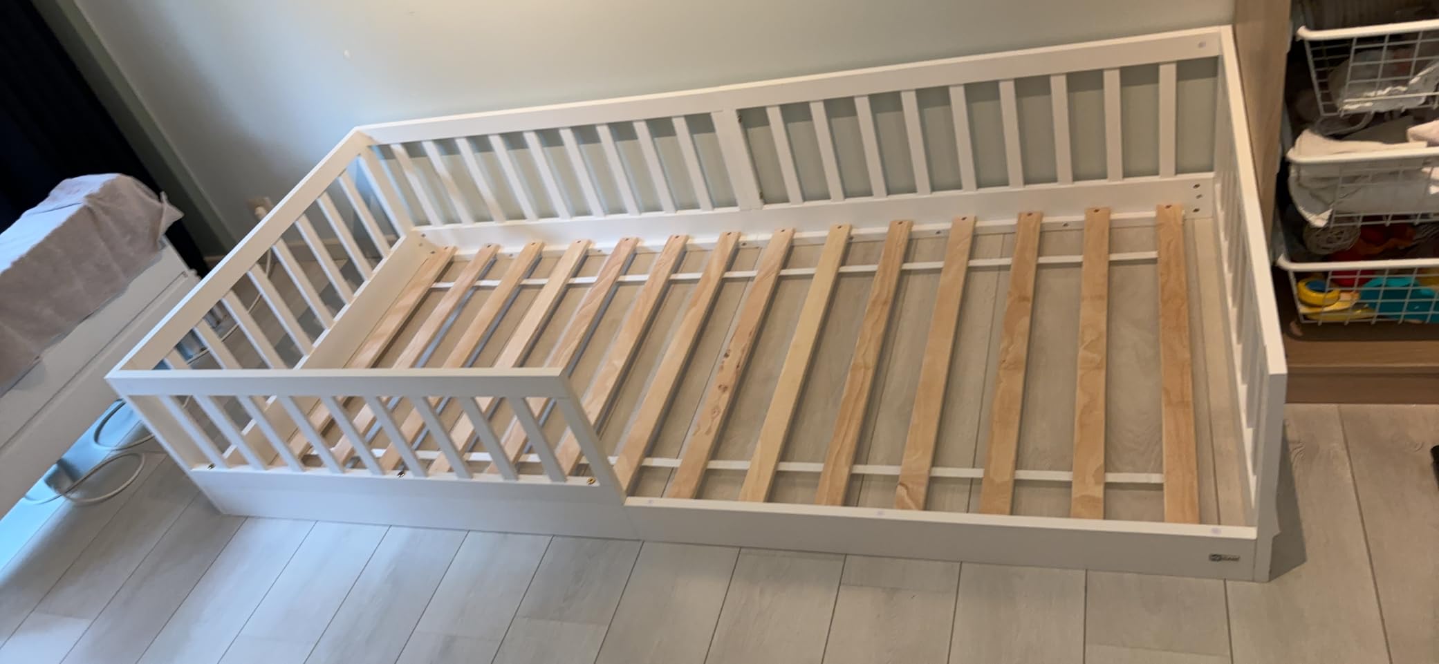 Avis Lit Montessori CADANI Timi 90×200 cm en Pin Massif Blanc avec Barrière de Sécurité