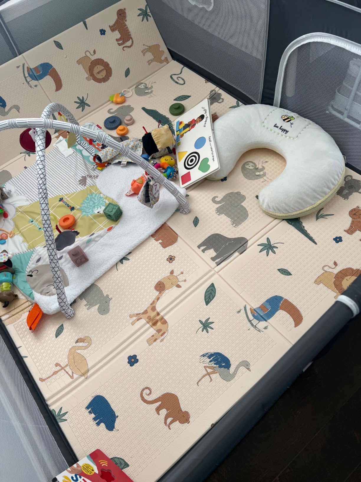 Avis Tapis d’éveil Montessori Nuby Safari : léger, pliable et idéal pour les voyages