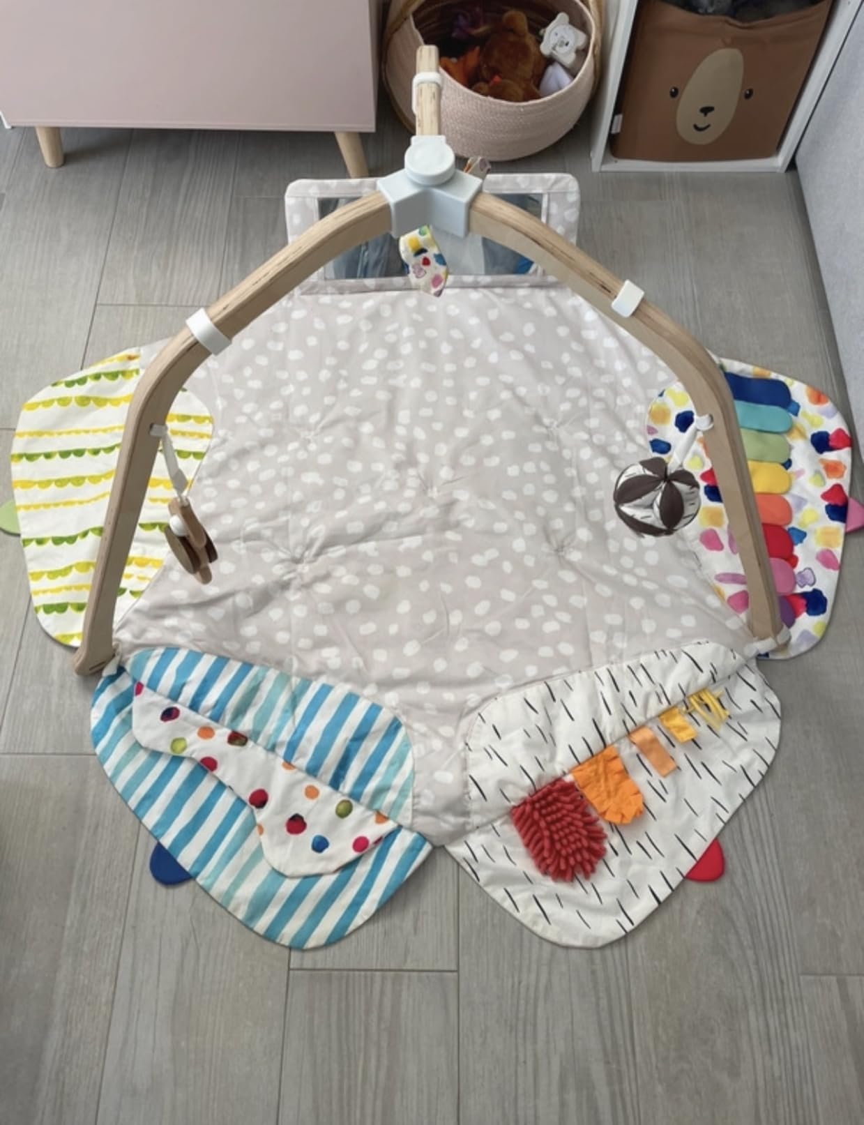 Avis Tapis d’éveil Montessori Lovevery Play Gym : stimulation et développement dès la naissance