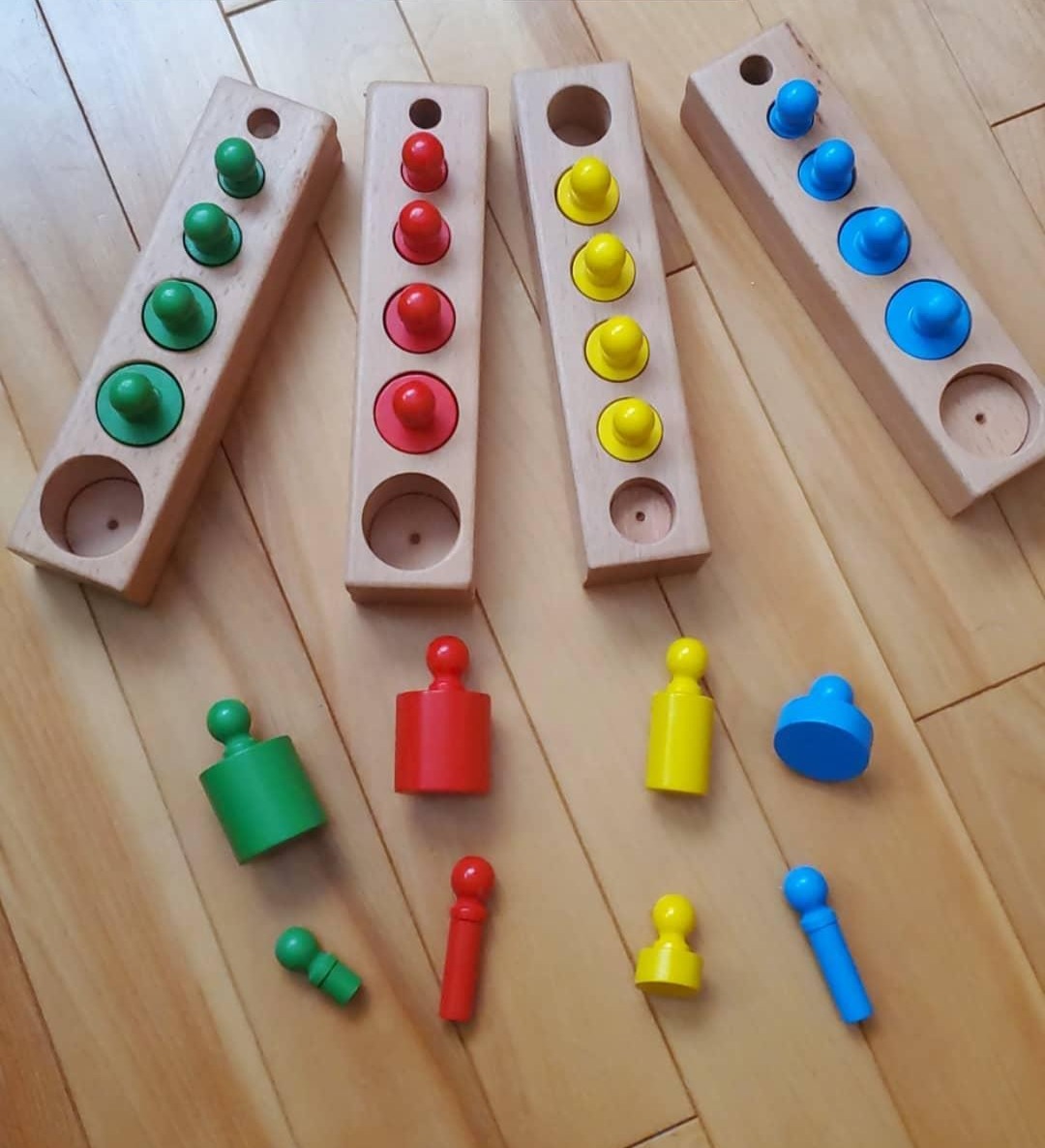 Avis Jouet éducatif Montessori : Cylindres à boutons pour développer la motricité fine des tout-petits