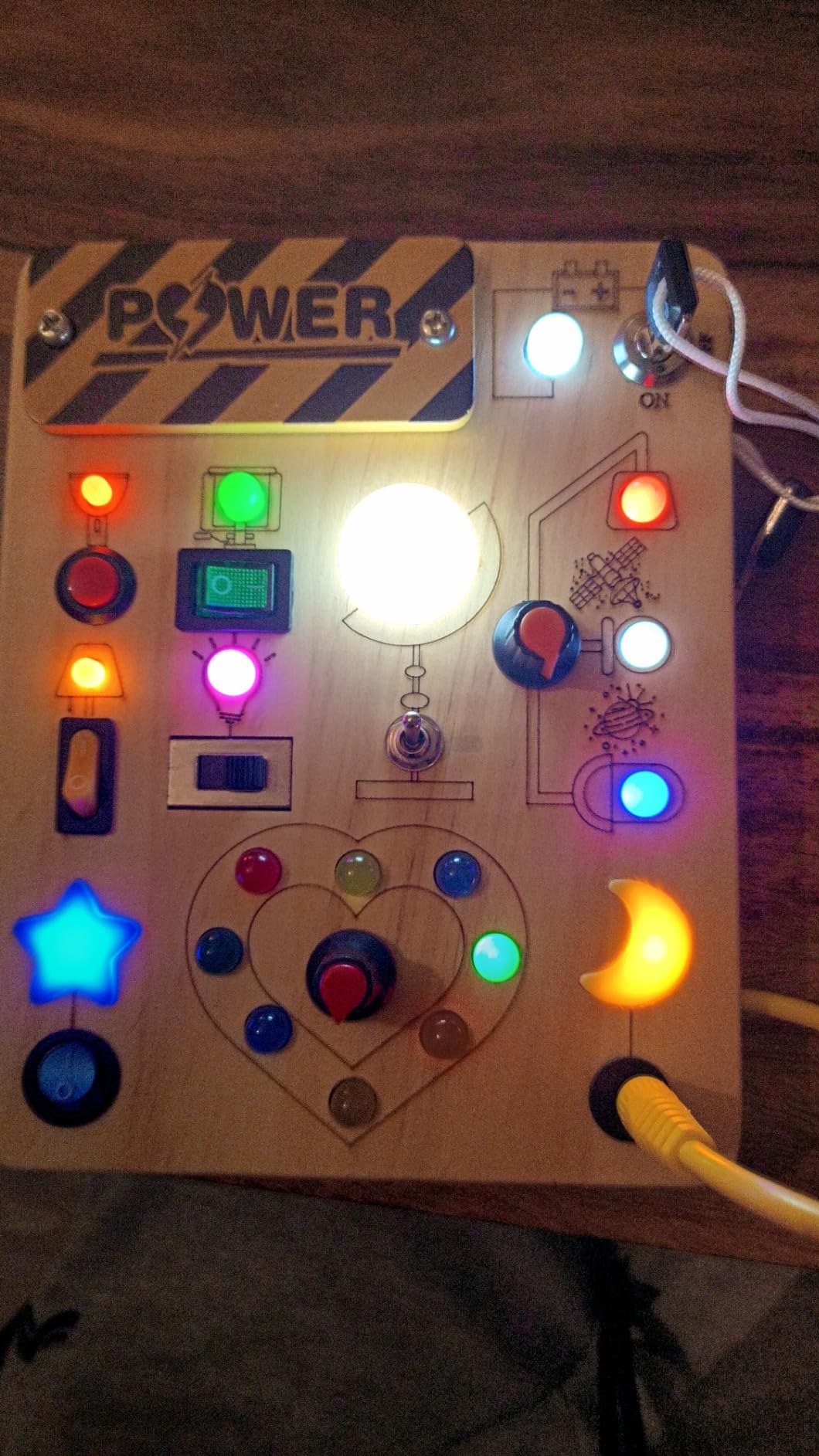 Avis Busy board Montessori Joyreal avec LED : jouet éducatif pour enfants de 2 à 4 ans