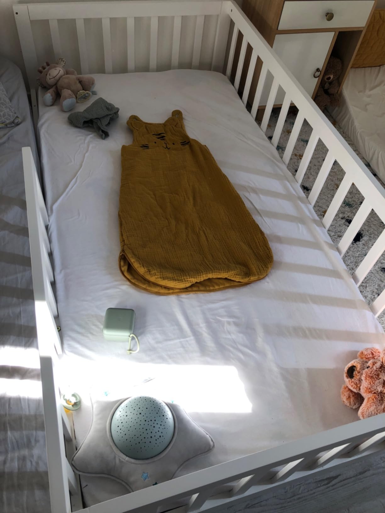 Avis Lit Montessori CADANI Timi 90×200 cm en Pin Massif Blanc avec Barrière de Sécurité
