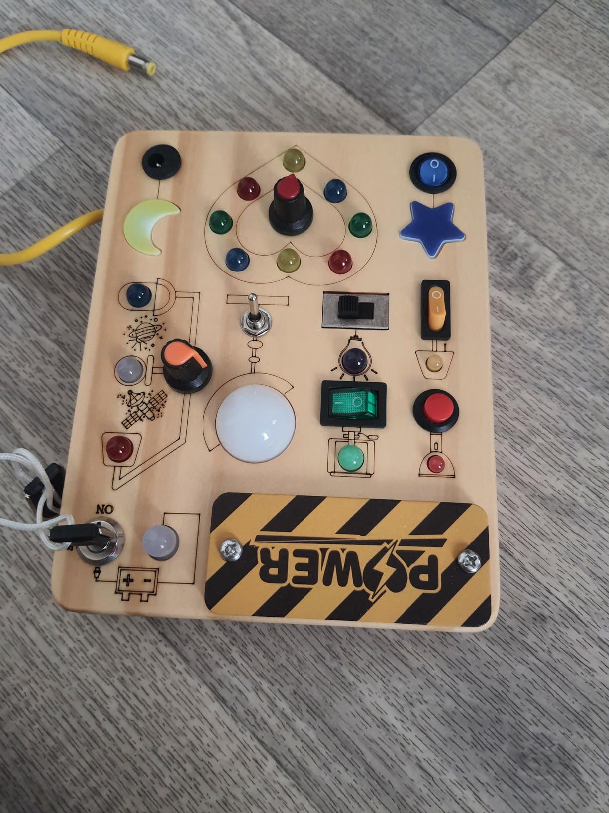 Avis Busy board Montessori Joyreal avec LED : jouet éducatif pour enfants de 2 à 4 ans