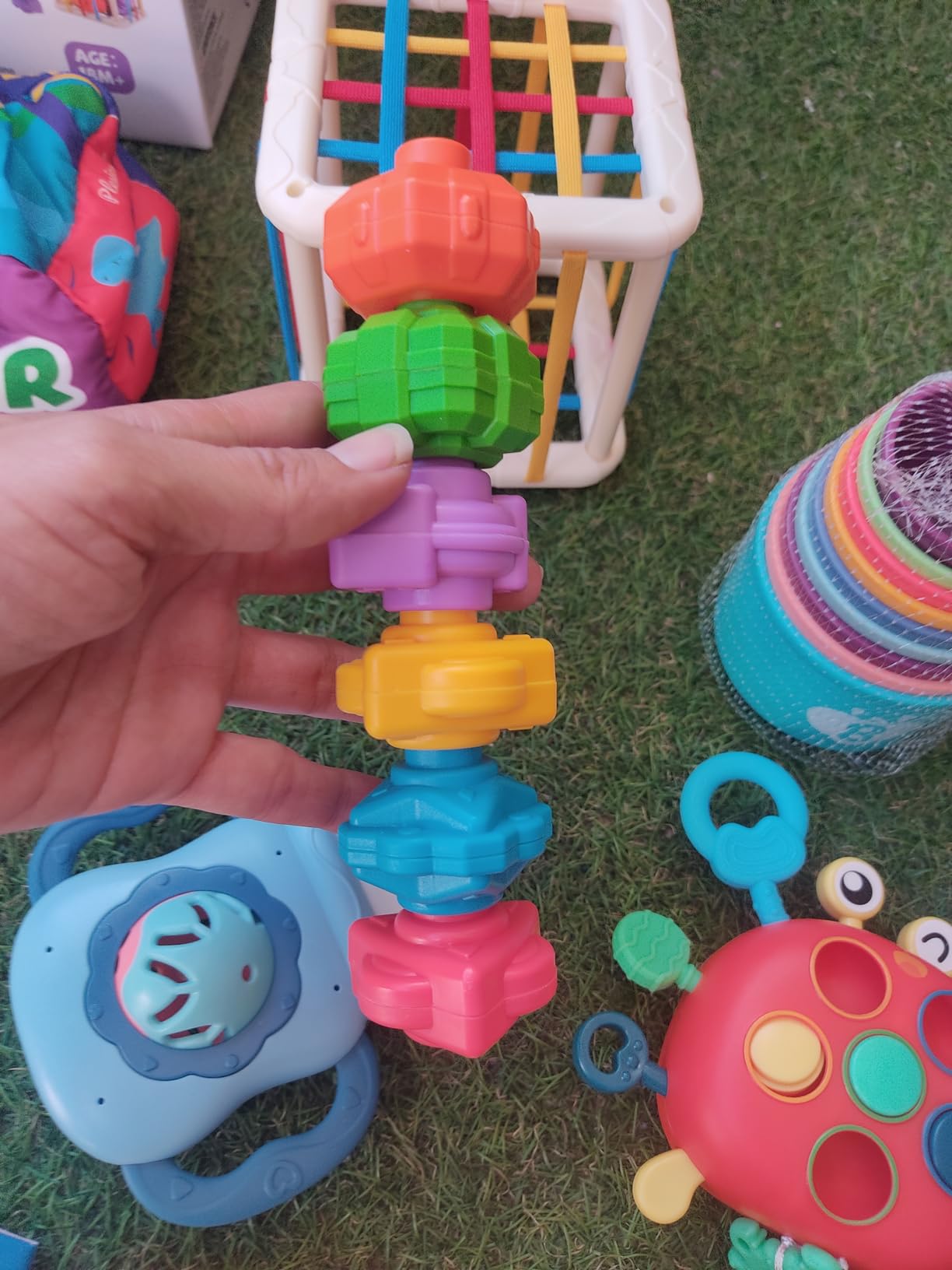Avis Jouets Sensoriels Montessori : Trieur de Formes, Hochet et Gobelets Empilables pour Bébés