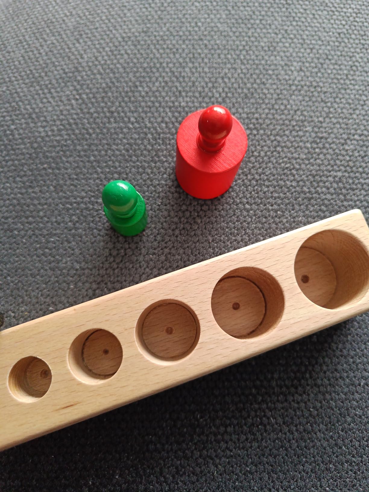 Avis Jouet éducatif Montessori : Cylindres à boutons pour développer la motricité fine des tout-petits