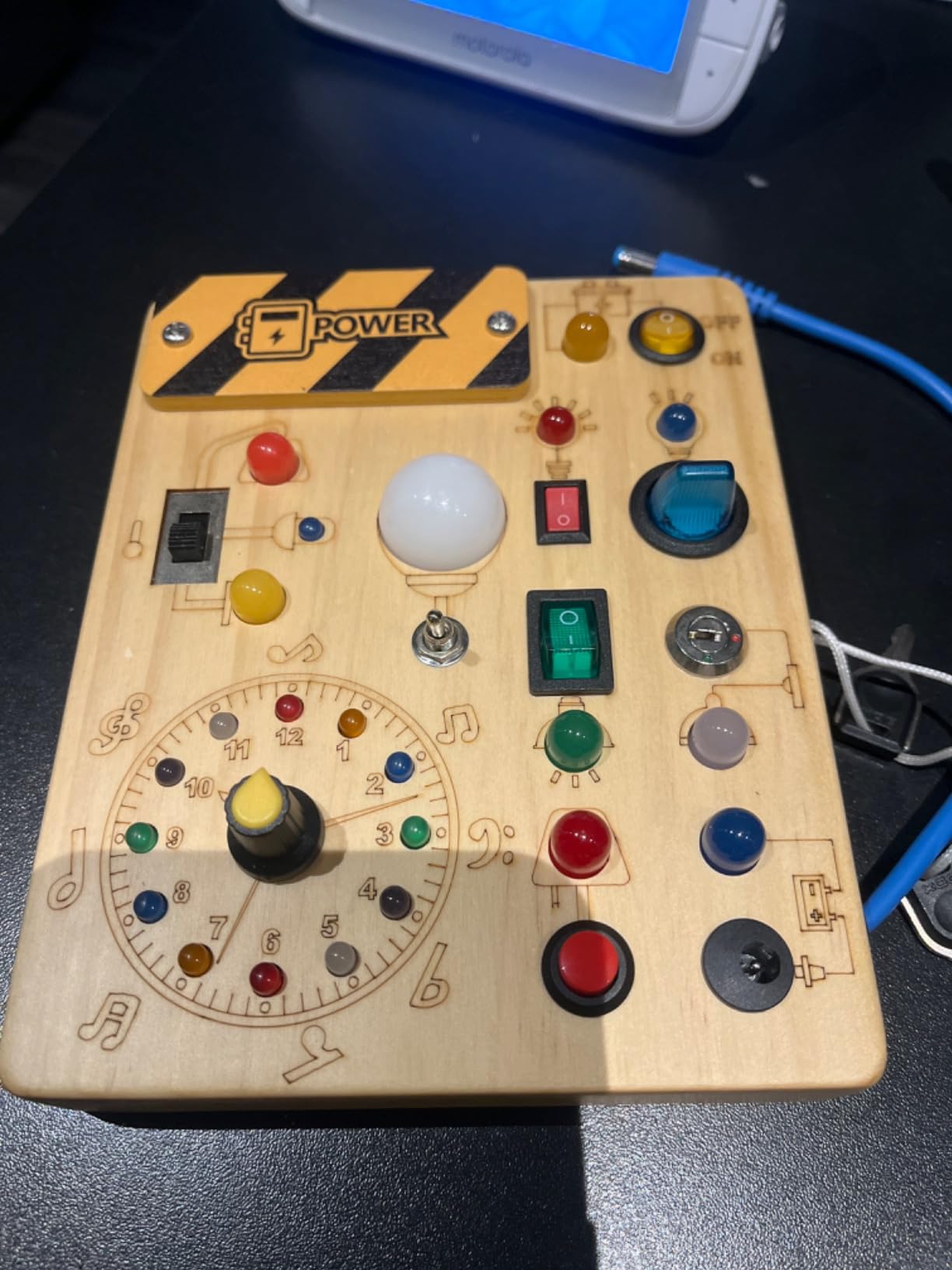 Avis Busy Board Montessori : jouet sensoriel en bois pour bébé et jeune enfant