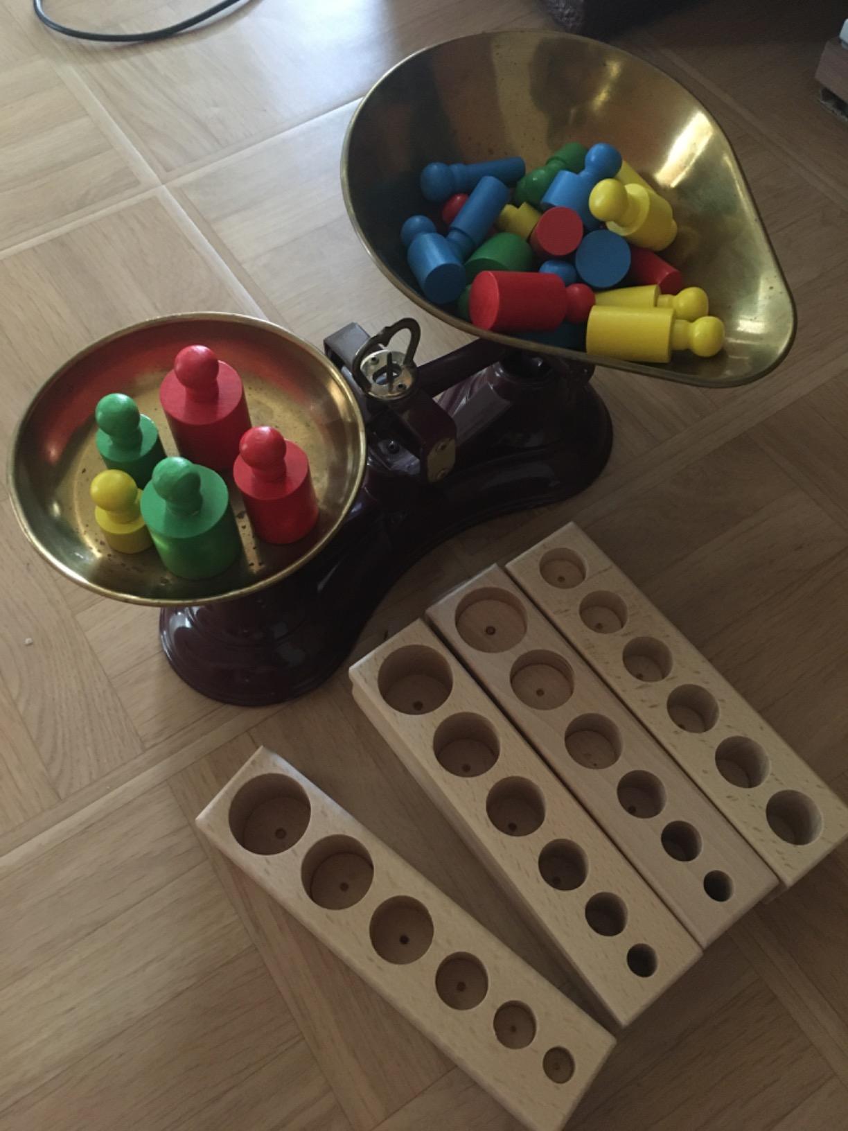 Avis Jouet éducatif Montessori : Cylindres à boutons pour développer la motricité fine des tout-petits
