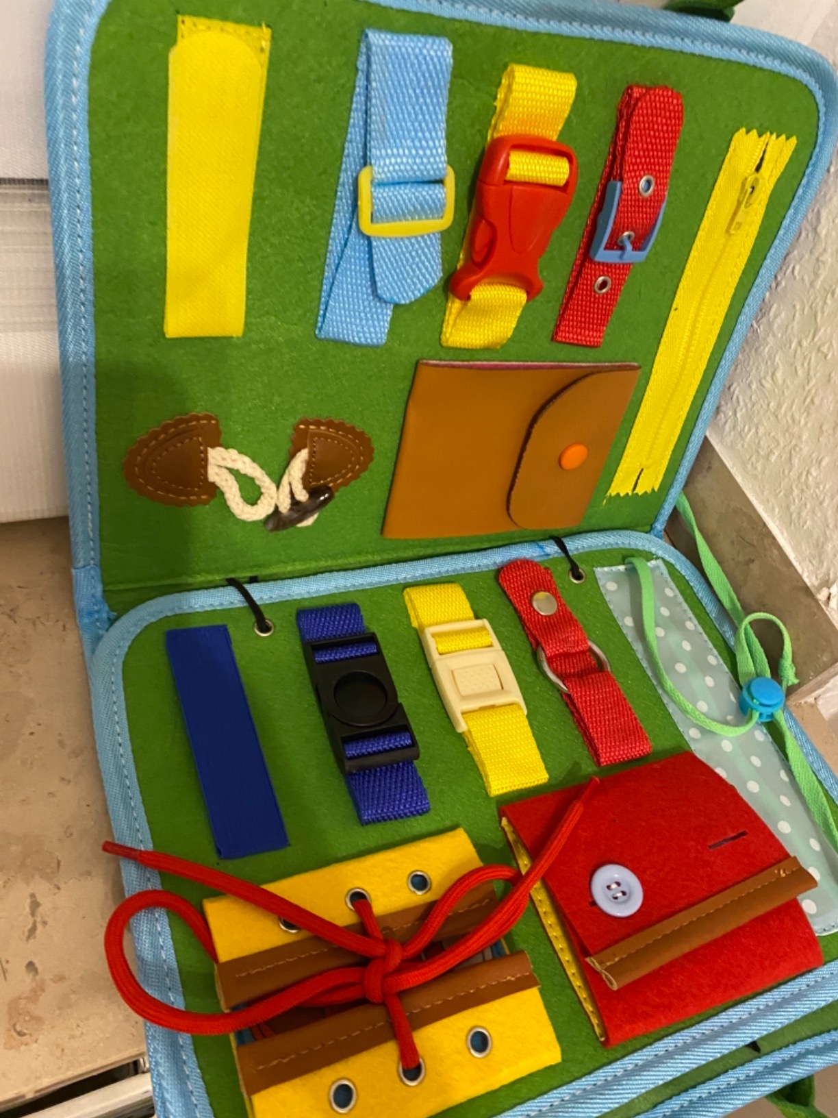 Avis Busy board Montessori Achiyway : le tableau d’activités éducatif pour enfants dès 2 ans
