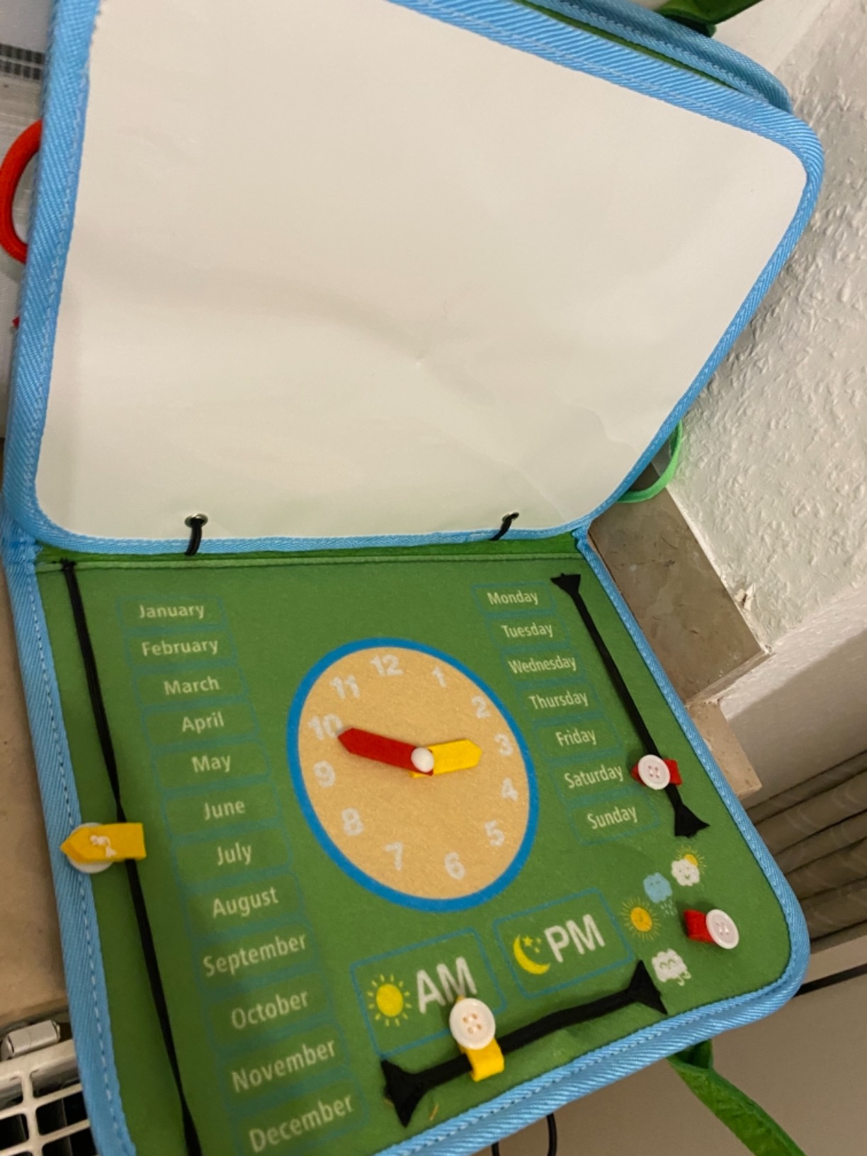 Avis Busy board Montessori Achiyway : le tableau d’activités éducatif pour enfants dès 2 ans