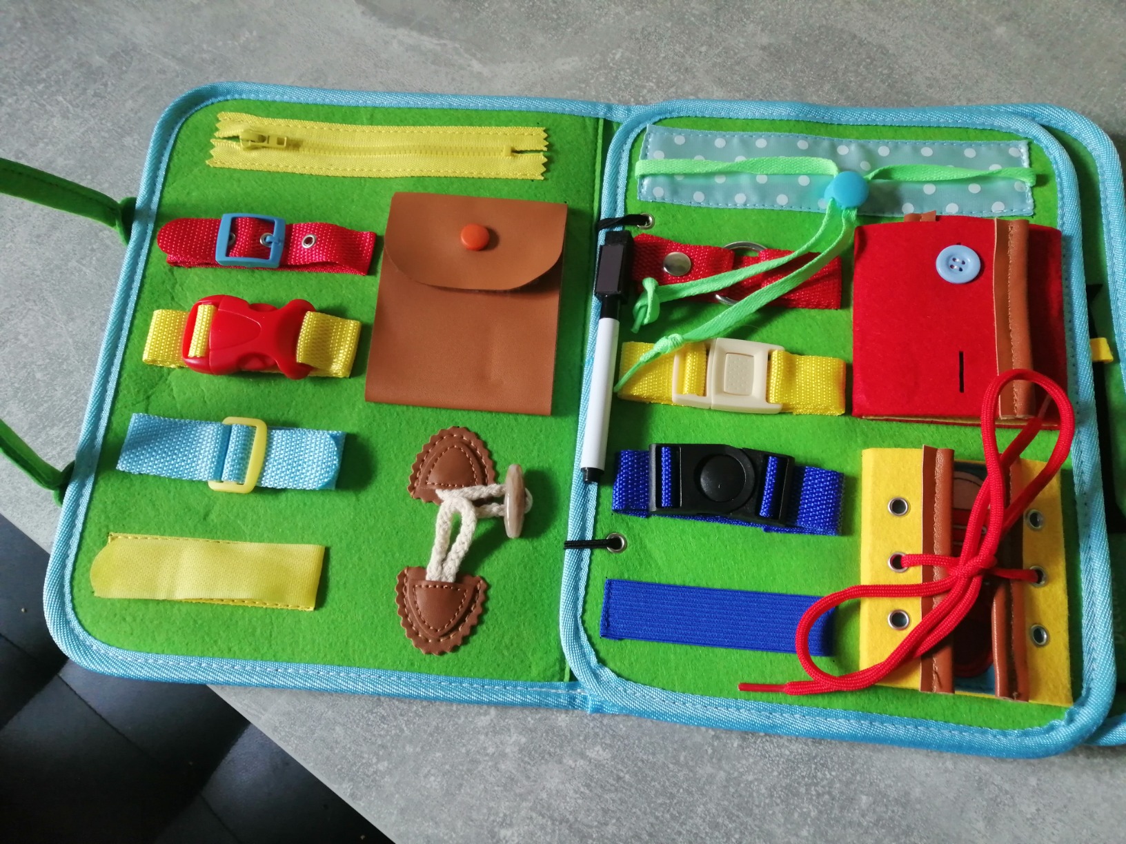Avis Busy board Montessori Achiyway : le tableau d’activités éducatif pour enfants dès 2 ans
