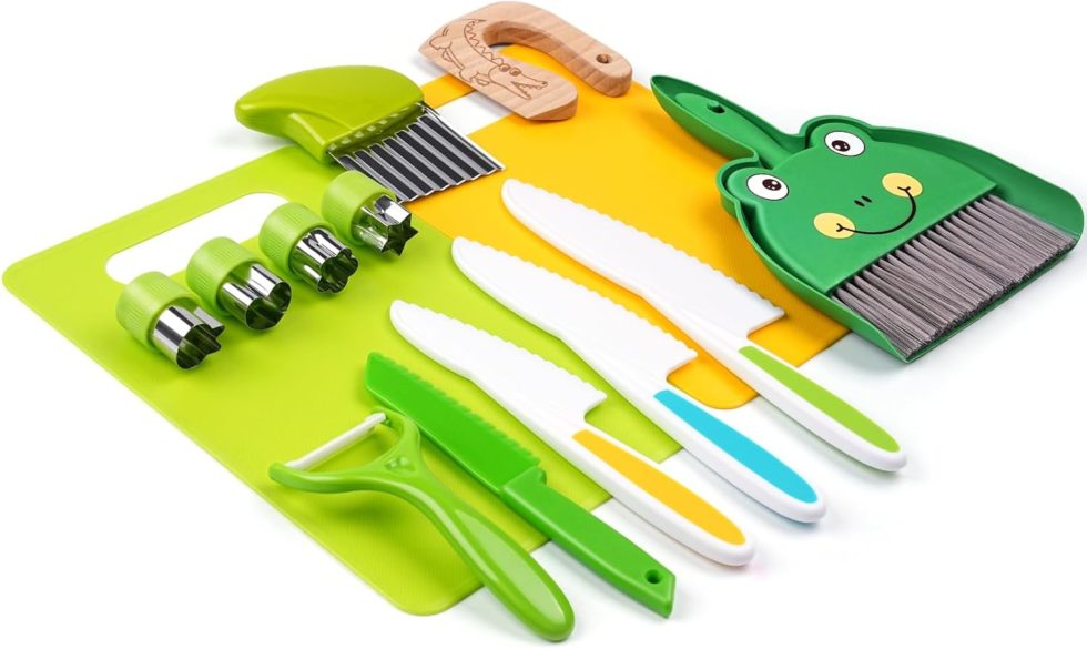 Baumbie Kit Couteau sécurité de Cuisine pour Enfants - 32 Pièces, Dès 3 Ans avec Tablier et Toque - Couteau Montessori pour couper des fruits ou légumes et qui ne coupe pas Baumbie Kit Couteau sécurité de Cuisine pour Enfants - 32 Pièces, Dès 3 Ans avec Tablier et Toque - Couteau Montessori pour couper des fruits ou légumes et qui ne coupe pas