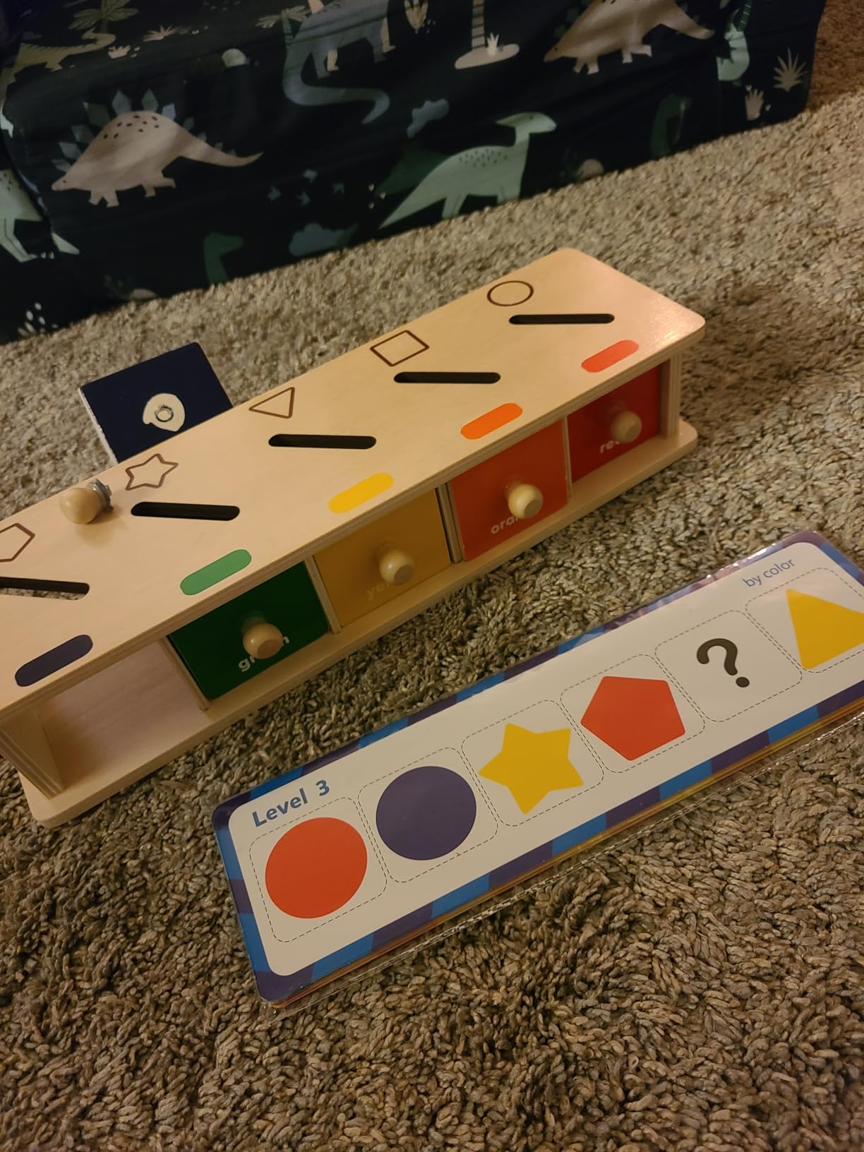 Avis Boîte de tri géométrique en bois Montessori pour tout-petits.