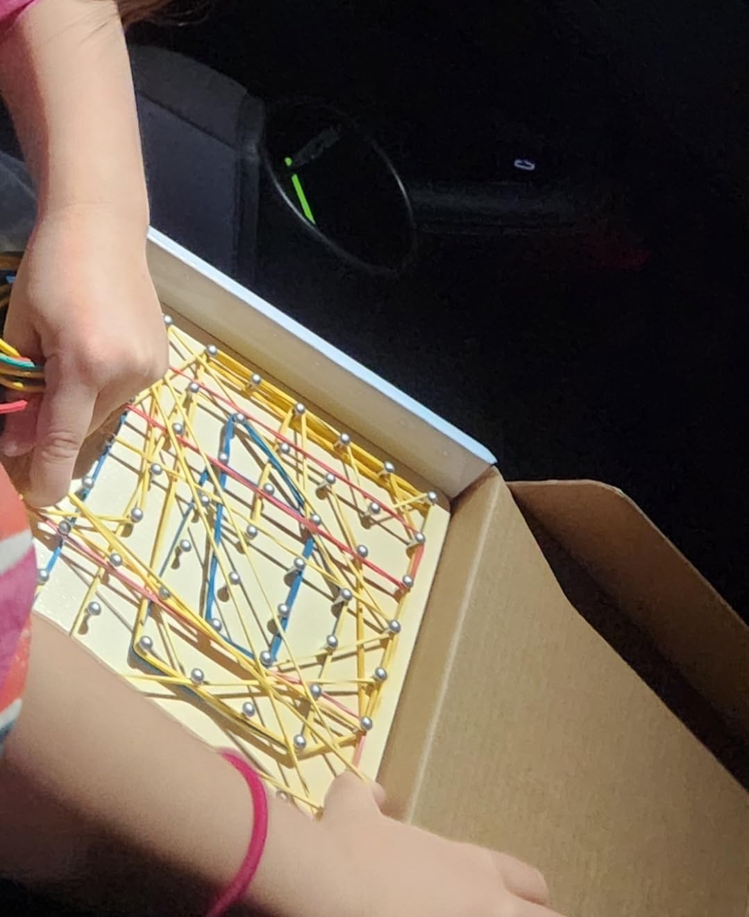 Avis Géoplan en bois 8×8 avec cartes et élastiques pour enfants dès 5 ans