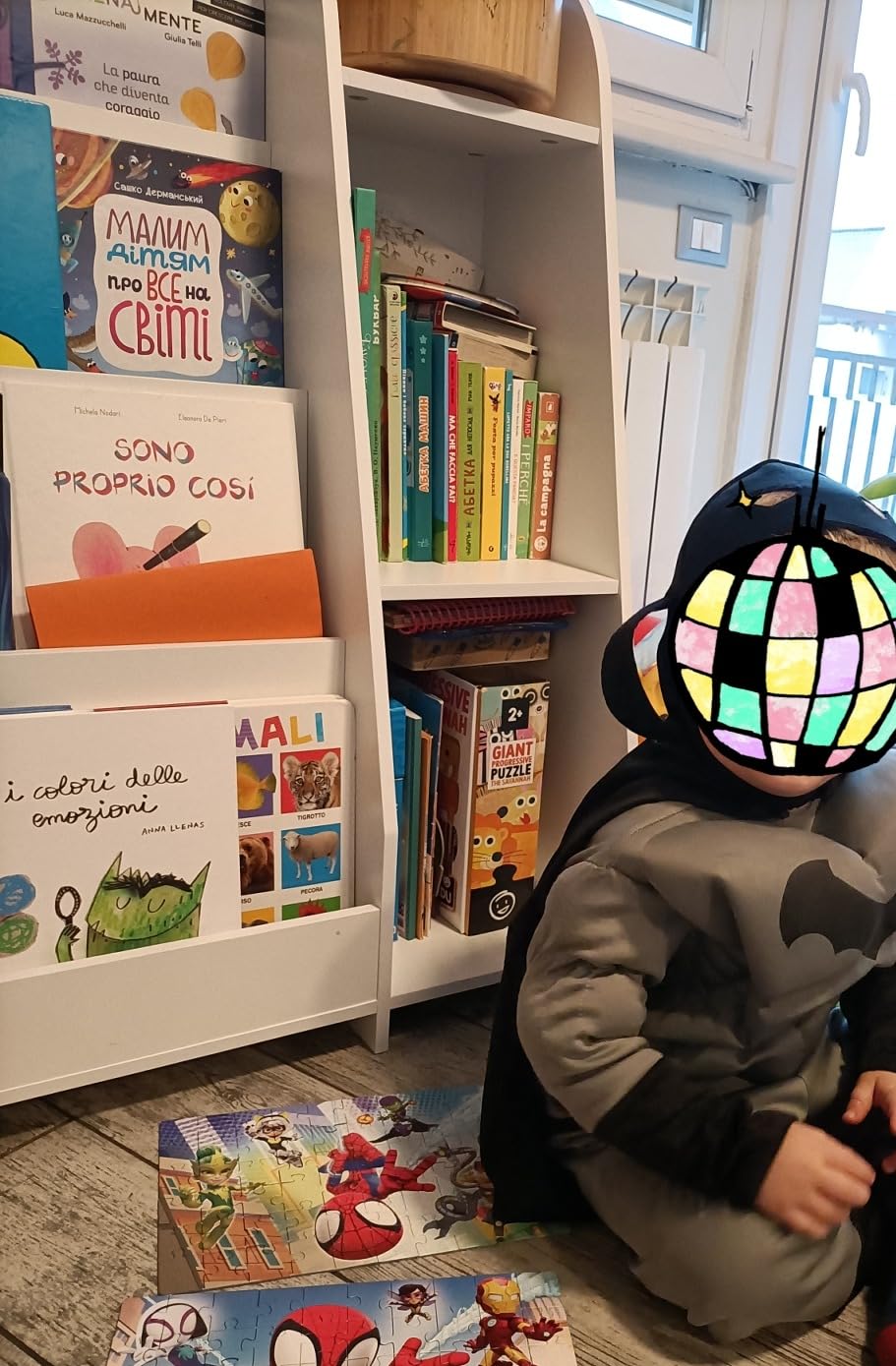 Avis bibliothèque montessori pour enfants avec étagères et compartiments