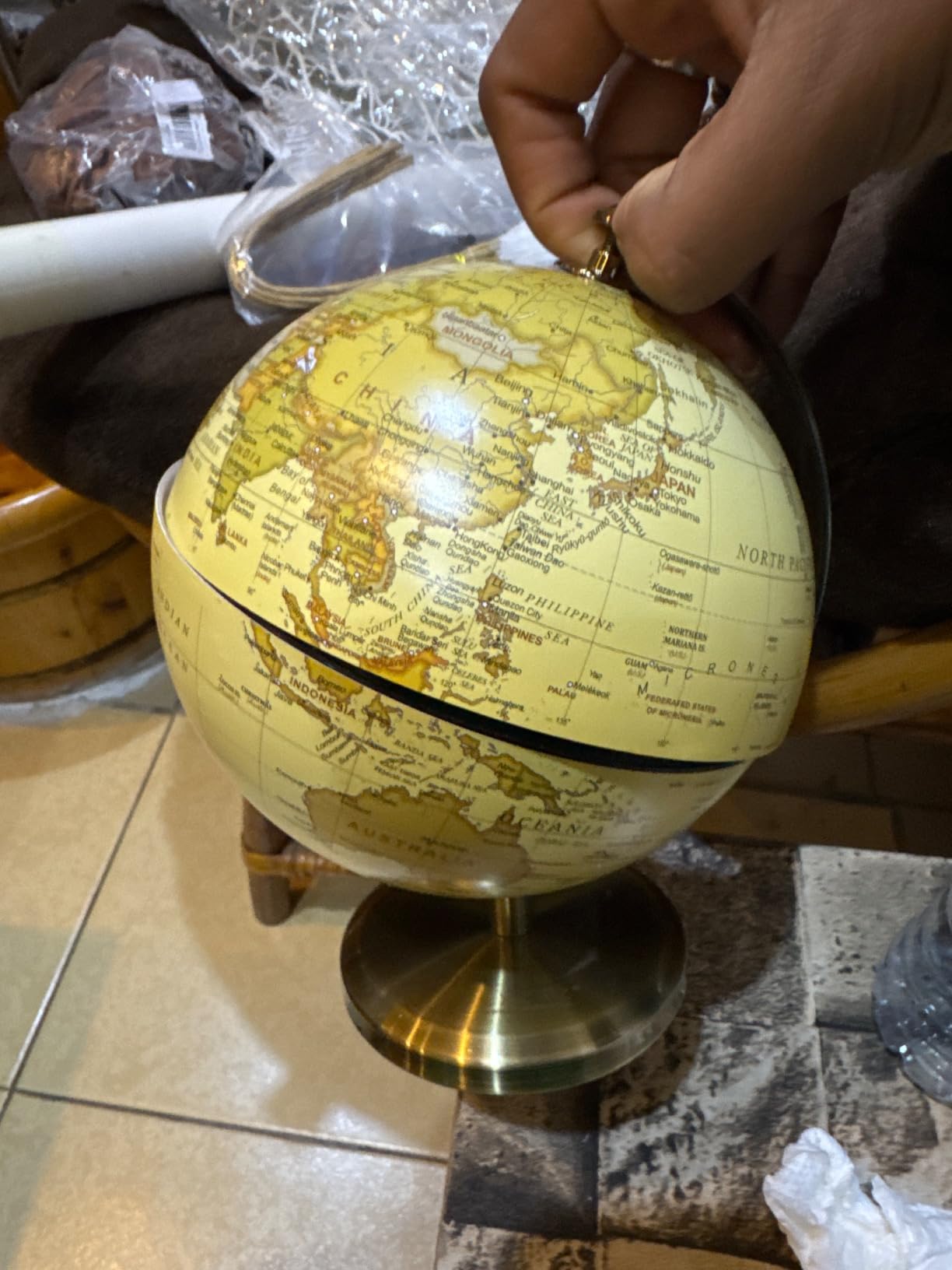 Avis Globe terrestre antique 14 cm avec support en métal bronze