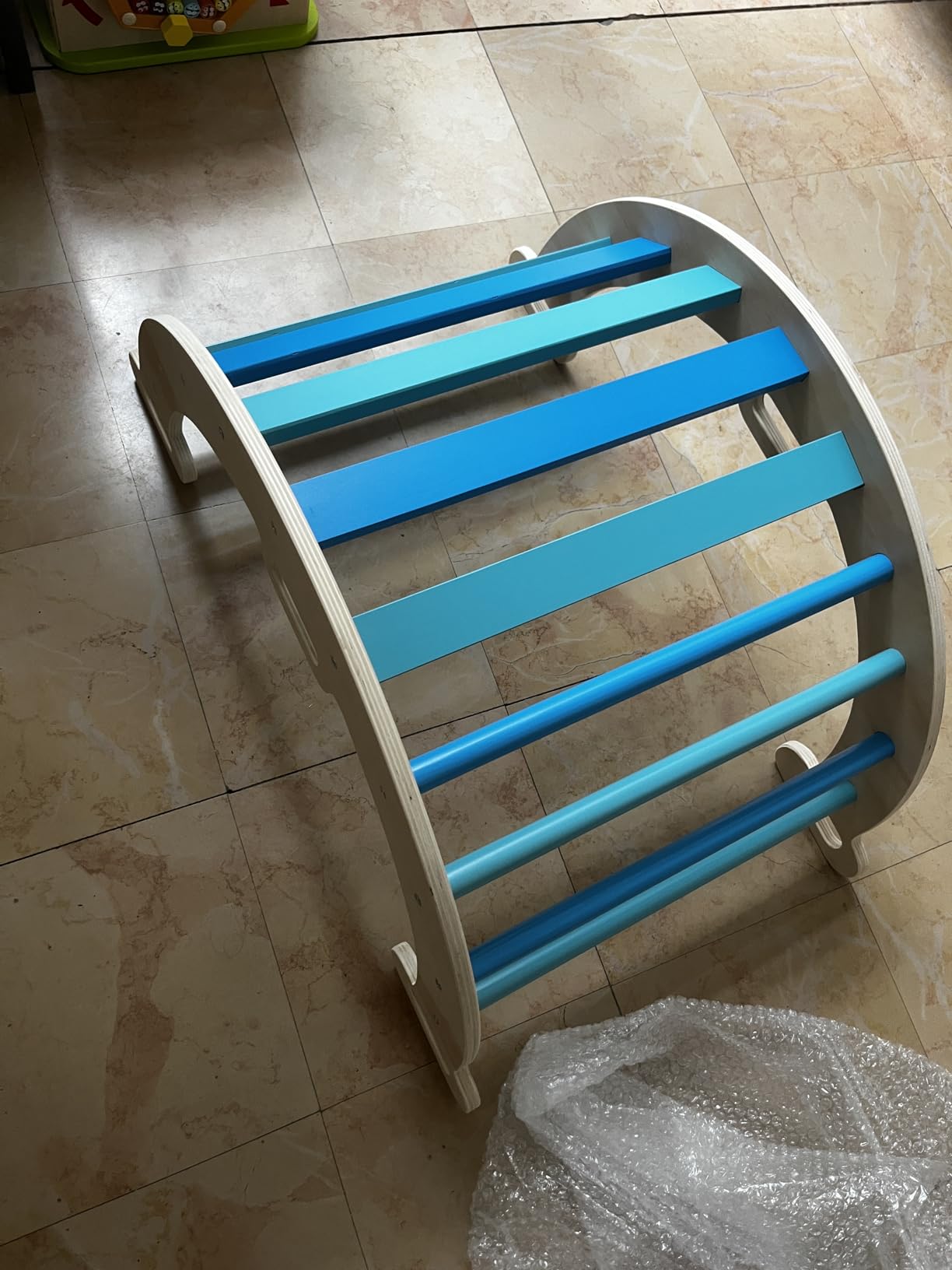 Avis Arche d’escalade Montessori en bois naturel avec coussin et tapis antidérapant