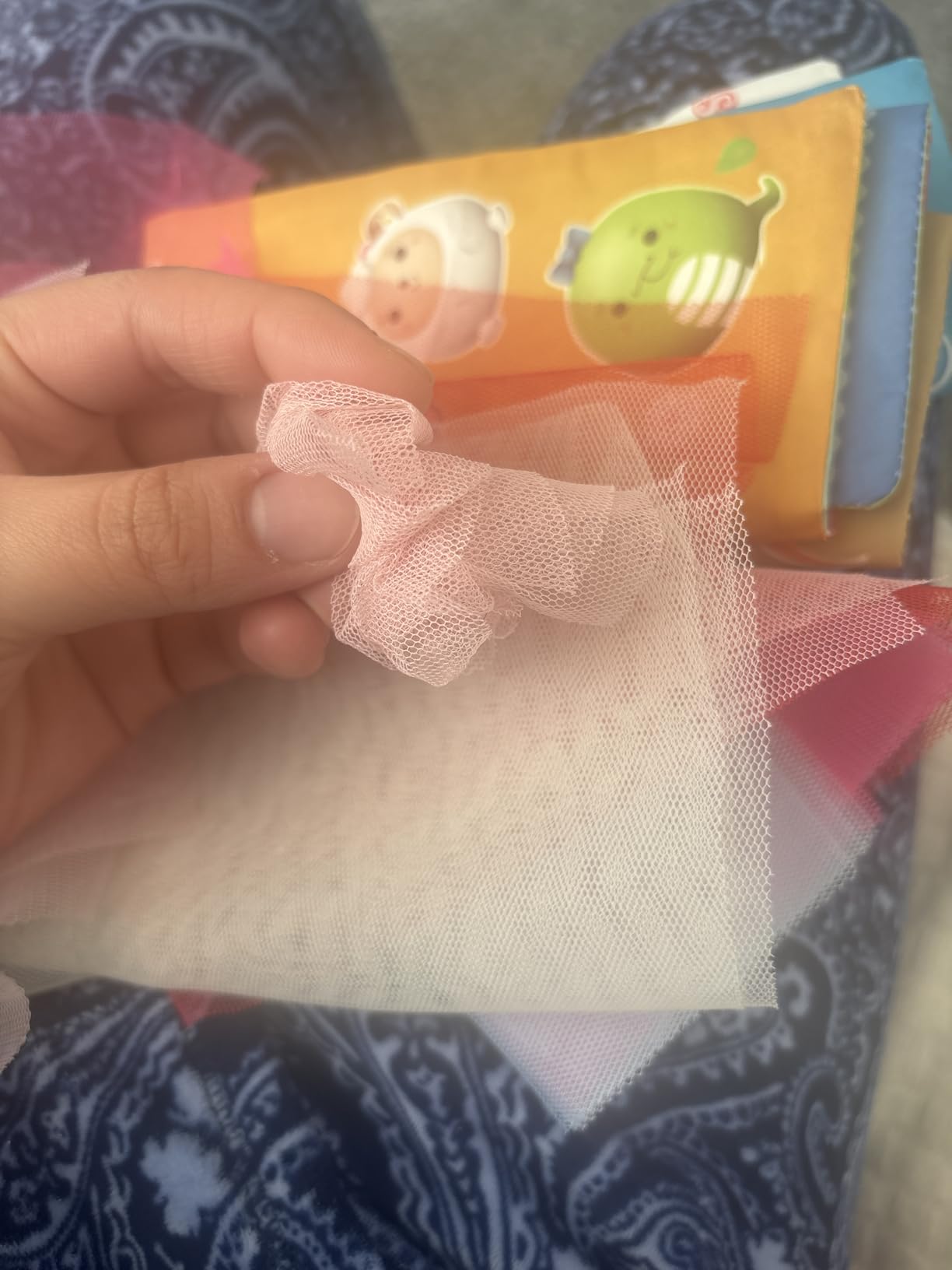 Avis Livre en tissu sensoriel Montessori pour bébés avec boîte à mouchoirs et accessoires