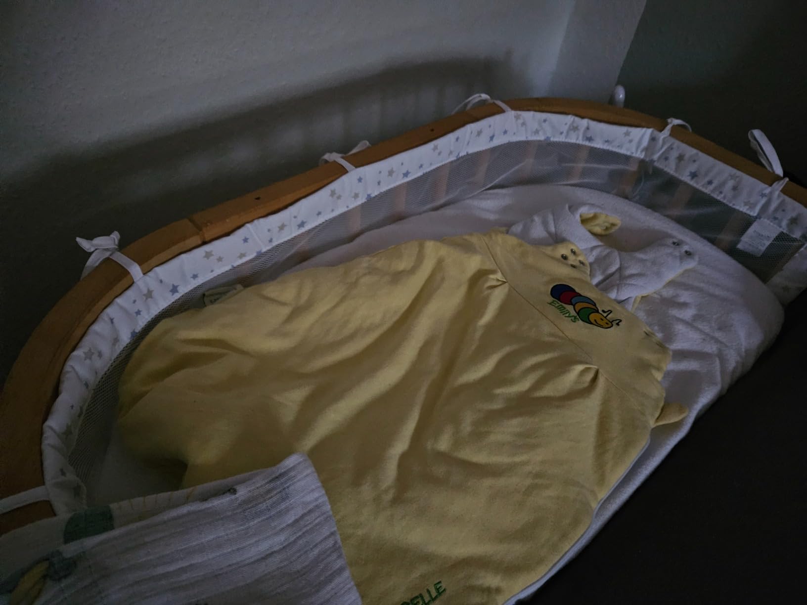 Avis Tour de lit montessori en maille piquée framboise et étoiles blanches