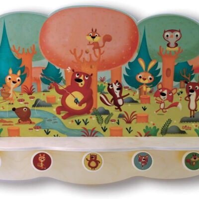 Porte-manteau mural montessori avec étagère et animaux de la forêt