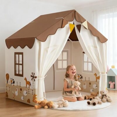 Cabane enfant interieur tissu beige avec tapis et guirlandes